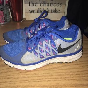 Women’s Size 8: Nike Sneakers